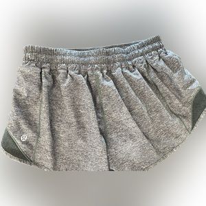 Lululemon size 8 Hotty Hot Low-Rise Lined Short 2.5"